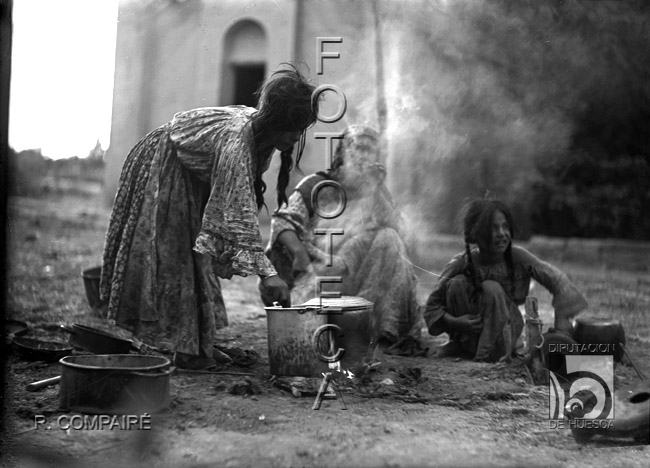 "Caldereros húngaros. Haciendo la cena". Ricardo Compairé Escartín. Huesca