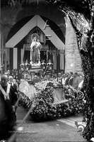 Iglesia de San Pedro del Viejo. Cofrades sacando en procesión a la Virgen del Carmen. Ildefonso San Agustín. Huesca