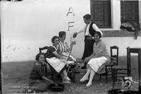 José María Lacasa con cuatro mujeres. Ildefonso San Agustín