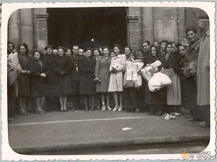 Divulgación y Asistencia. Campaña de invierno. Conclusión de la jornada de donación de ropa. Portada del ayuntamiento, en el centro de la fotografía el gobernador civil de la provincia Francisco Labadíe Otermín. Alcañiz