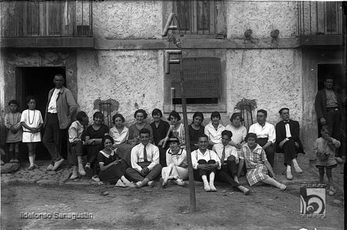 Grupo de oscenses en un pueblo. Ildefonso San Agustín. Agüero