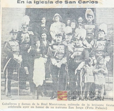 Caballeros y damas de la Real Maestranza de Caballería de Zaragoza a la salida de la fiesta celebrada en honor de su patrón San Jorge. Foto Palacio