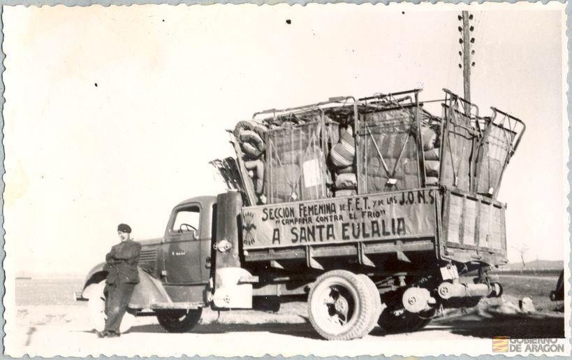 Divulgación y Asistencia. "Campaña de invierno".Camión de transporte, "campaña contra el frío" con destino a Santa Eulalia del Campo. Teruel