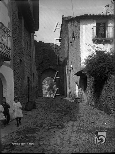 Calle con arco al fondo. Ricardo del Arco y Garay