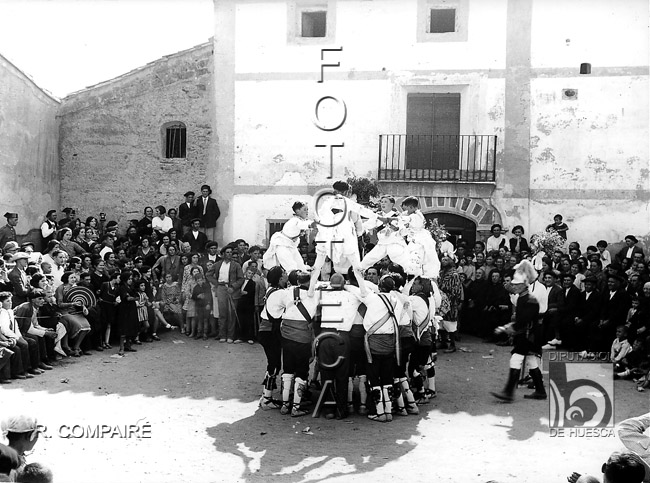 "Dance en la plaza. Haciendo el castillo". Ricardo Compairé Escartín. Sena