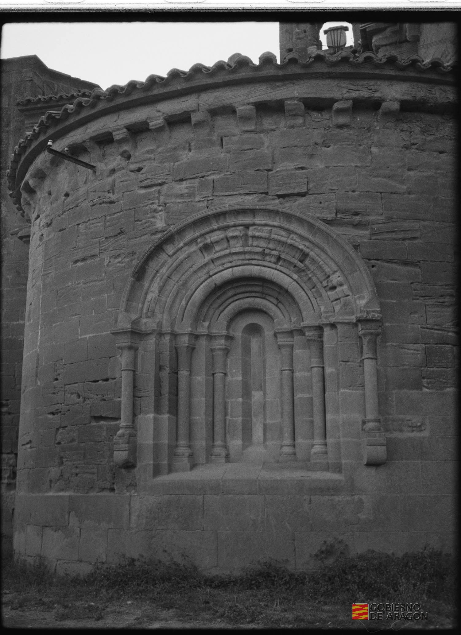 Monasterio de Sigena. Arco románico en el exterior de un ábside