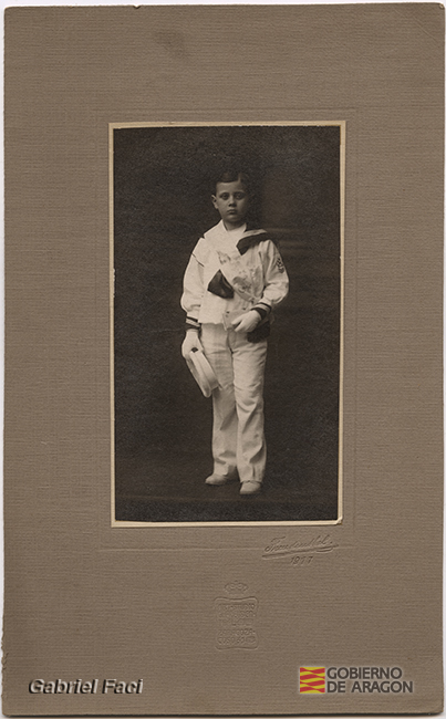 Retrato de un niño de la familia Faci del Teg en su primera comunión. 1917. Gustavo Freudenthal Art Studio