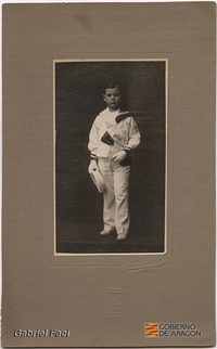 Retrato de un niño de la familia Faci del Teg en su primera comunión. 1917. Gustavo Freudenthal Art Studio
