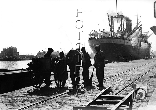 "Barrenderos en el puerto". Ricardo Compairé Escartín. Barcelona