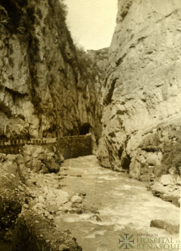 Carretera de acceso al valle de Benasque en el congosto de Ventamillo.