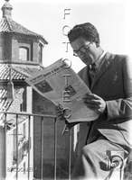 Hombre leyendo el periódico. Al fondo la Iglesia de Santo Domingo y San Martín. Antonio López Santolaria. Huesca