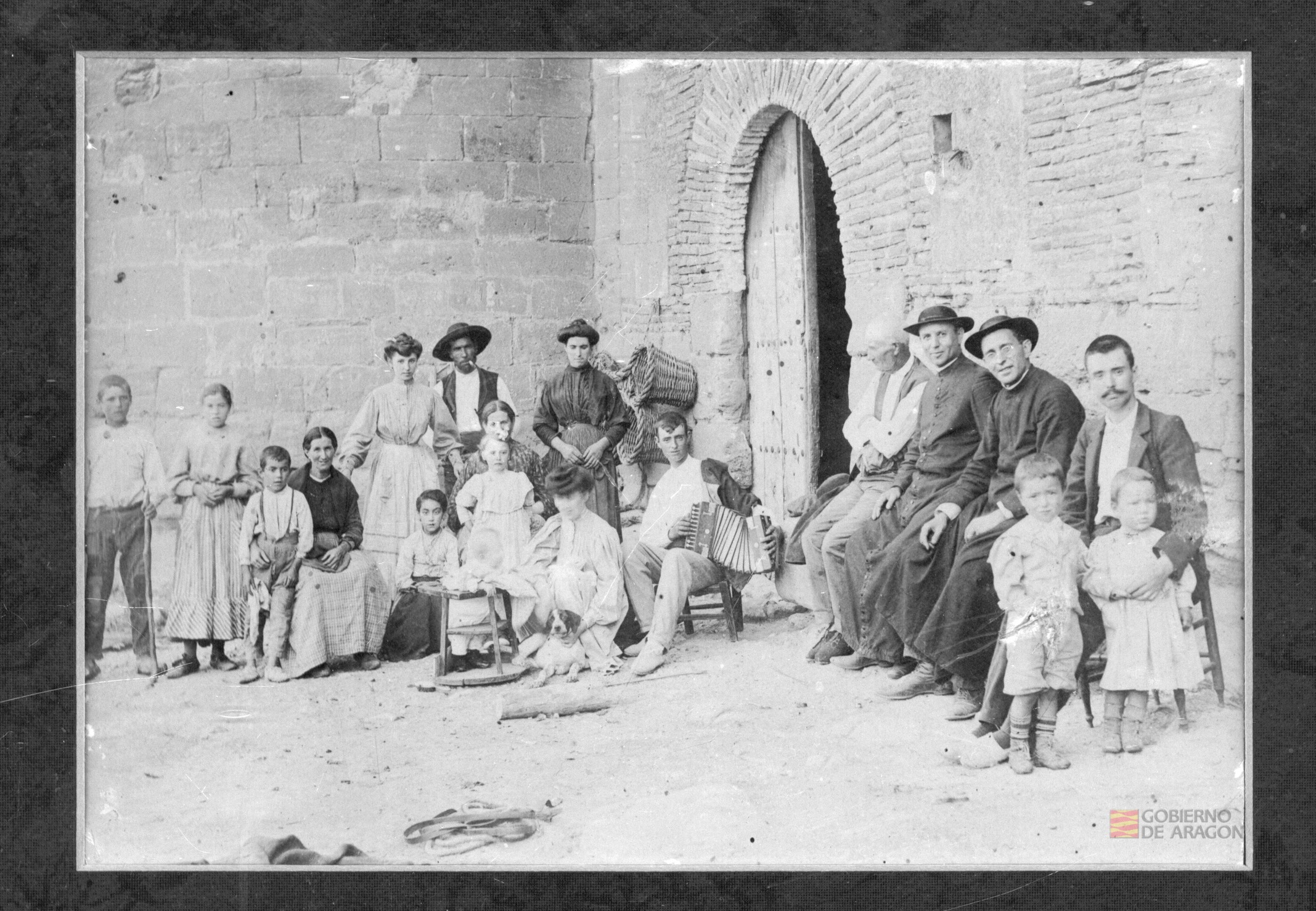 Familia Ruiz Lasierra en la puerta del Castillo de Nisano