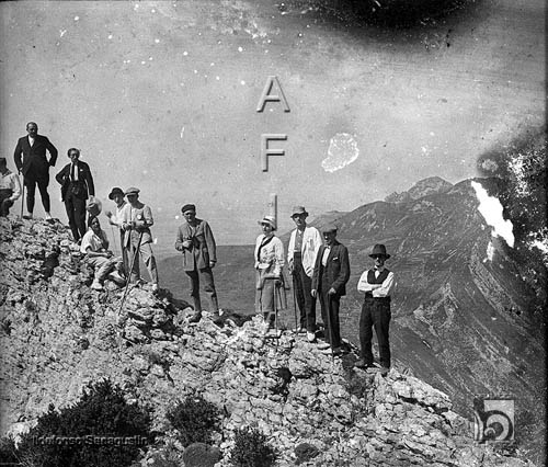 Excursionistas en una cresta cercana al Salto de Roldán. Ildefonso San Agustín. Nueno
