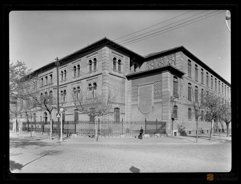 Escuela de Artes y Oficios Artísticos en la plaza de los Sitios