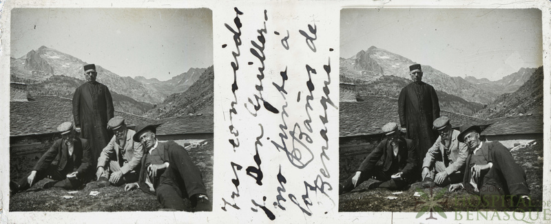 Retrato de cuatro hombres delante de los Baños de Benasque