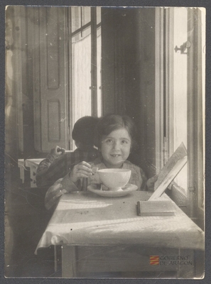 Niña desayunando [Rosa Pano Ferrer]