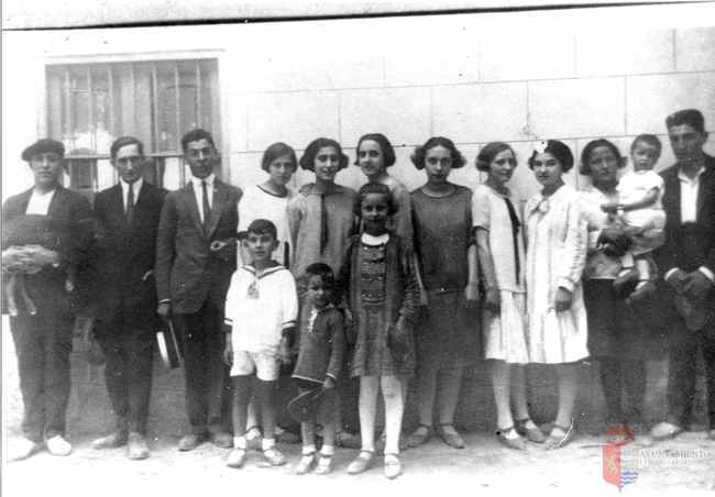Foto de grupo celebrando una comunión. La Puebla de Alfindén