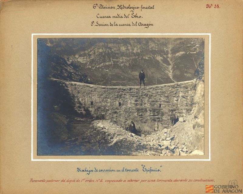 Cuenca del río Aragón. Sección 1ª. Trabajos de corrección en el torrente Epifanio. Paramento posterior del dique de primer orden nº 2 empezado a aterrar por una tormenta durante su construcción