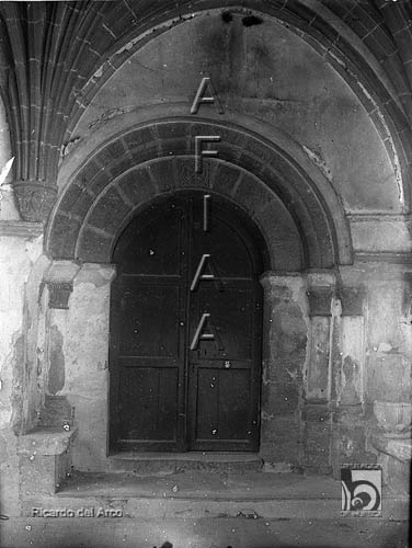 Monasterio de Santa María la Real. Puerta en el claustro. Ricardo del Arco y Garay. Fitero (Navarra)