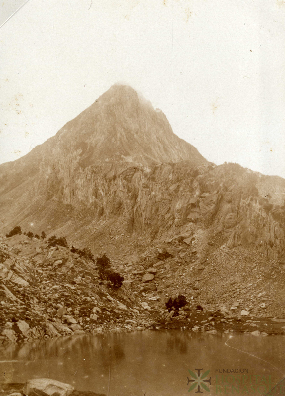 Ibón y pico de Paderna