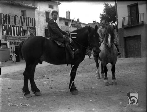 Dos hombres montando caballos de tiro. Mariano Gómez Zamora