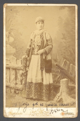 Retrato de una mujer vestida con ropa típica griega. Pariaidas