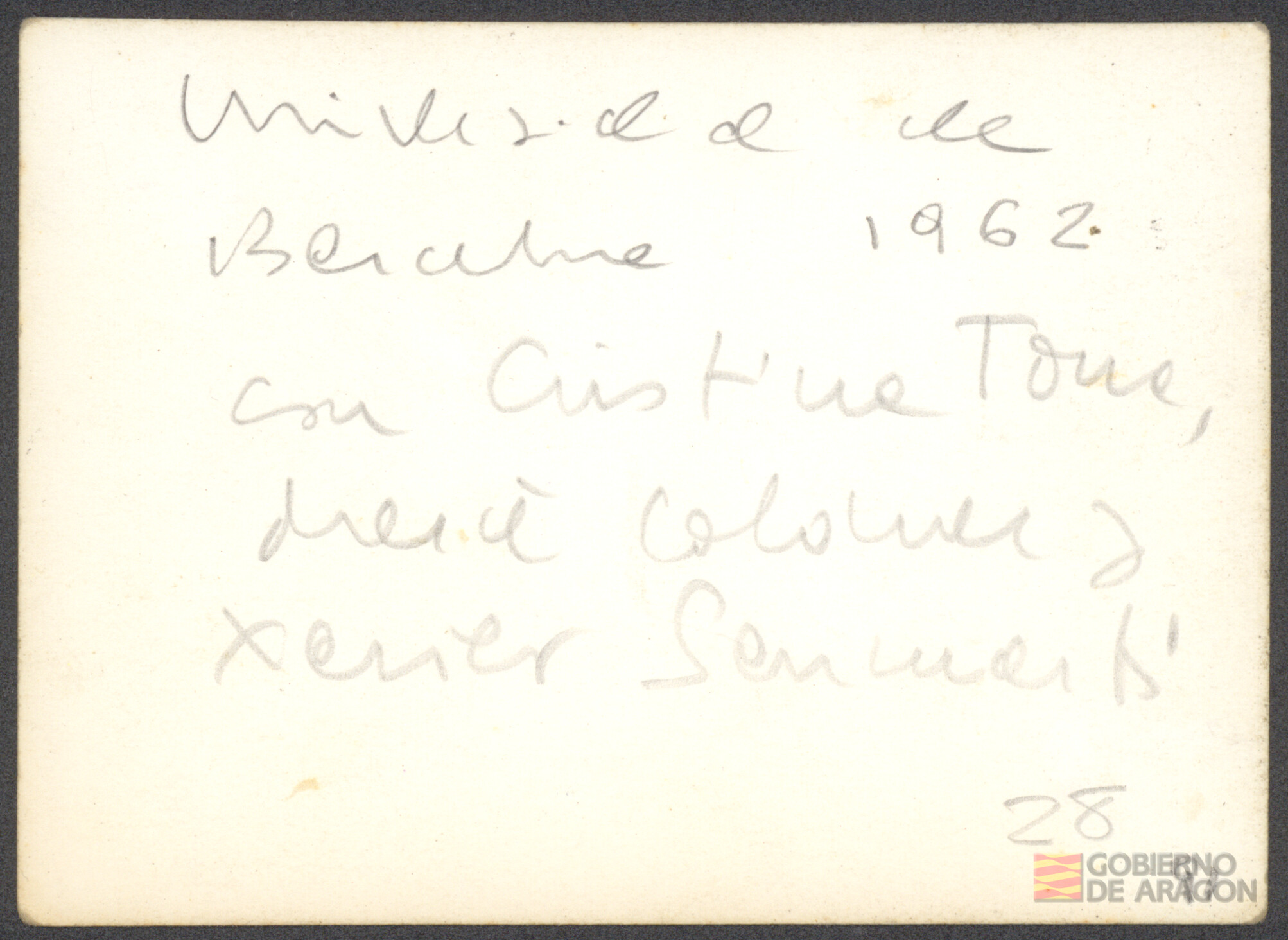 Ángel Conte Cazcarro en la puerta de la Universidad de Barcelona junto con otros compañeros