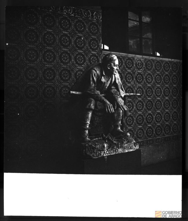 Escultura de hombre con escopeta titulada "En acecho" sita en el Museo de Bellas Artes (hoy Provincial). Ignacio Coyne