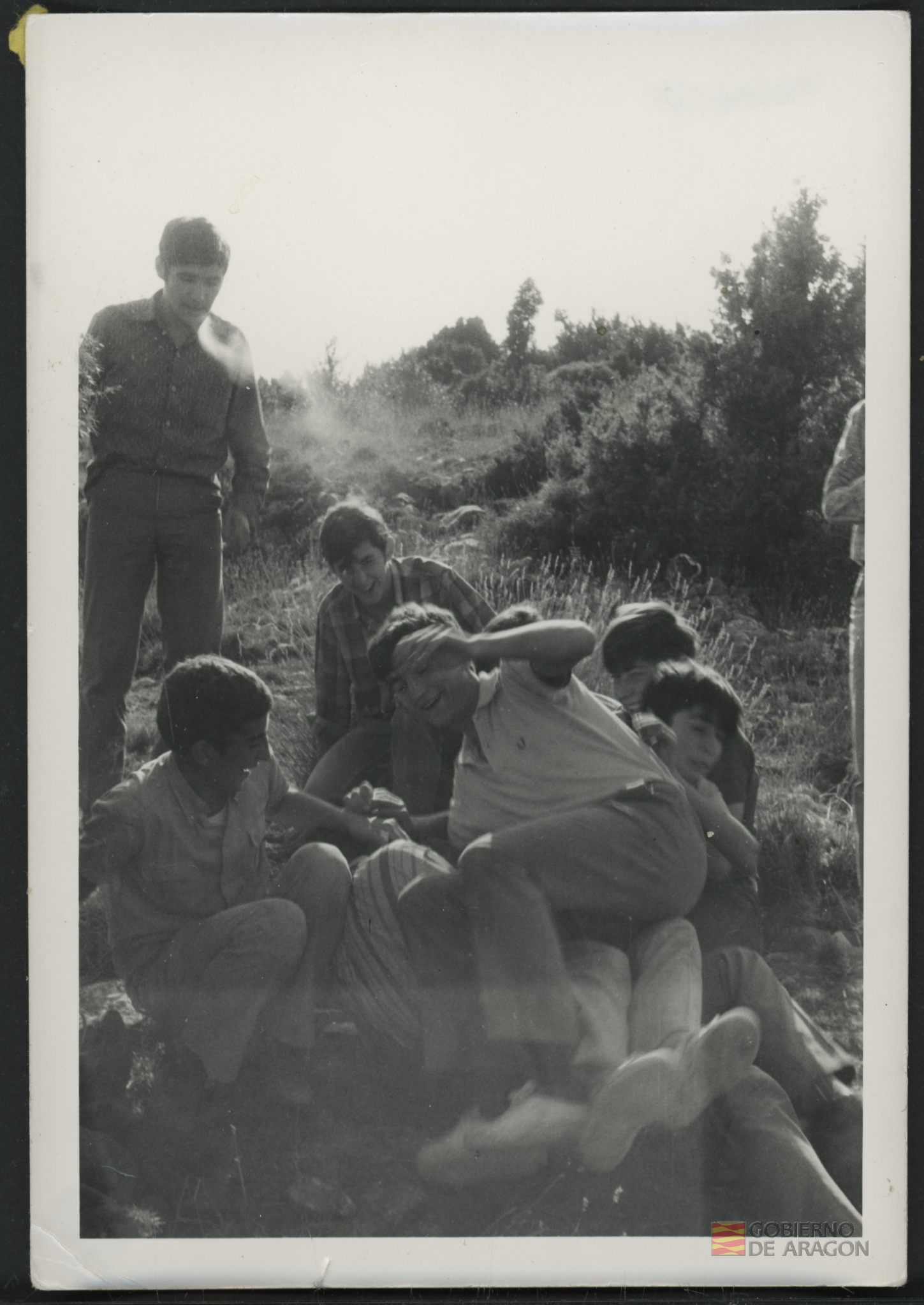 Grupo de alumnos jugando durante la excursión en Campodarbe