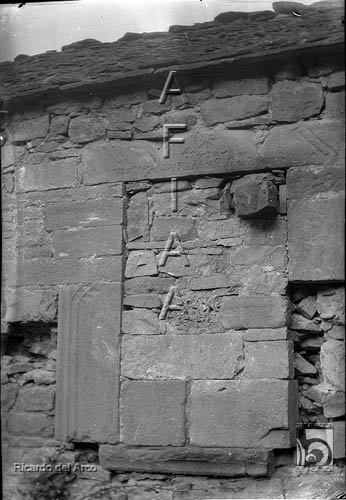 Dintel con inscripción. Ricardo del Arco y Garay. Santa Cruz de la Serós