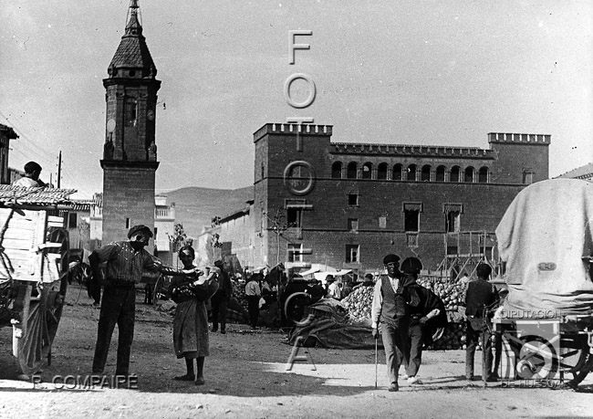"Vista general de la plaza". Ricardo Compairé Escartín. "1930". Ayerbe
