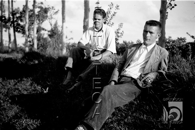 Dos chicos posando en el campo. Alfonso Foradada Coll. Santalecina