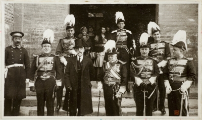 Don Luis de Azara y López de Heredia, marqués de Nibbiano, con un grupo de caballeros de la Real Maestranza, vestidos con el uniforme de gala