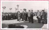 Prensa y Propaganda. Viaje de Pilar Primo de Rivera a Alcañiz. Plaza de los Calatravos de Alcañiz. Ante la Cruz de los Caídos: Benito Martínez Mateo, primero por la izquierda; Pilar Primo de Rivera, general Manuel Pizarro junto a representantes y jerarquías provinciales, locales y eclesiásticas. Gracia Jarque. Alcañiz
