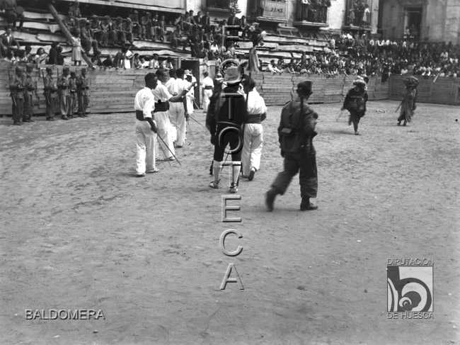 Fiesta en Graus. Danzantes y soldados en la plaza. Antonio López Santolaria. Graus