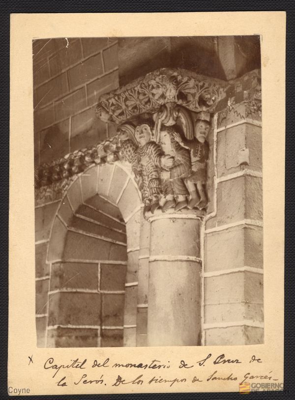 Iglesia del monasterio de Santa Cruz de la Serós. Ventana en el muro y capitel