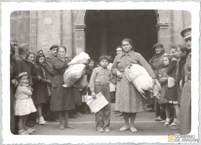 Divulgación y Asistencia. Campaña de invierno. Familias beneficiarias posan en la portada del Ayuntamiento de Alcañiz. Alcañiz