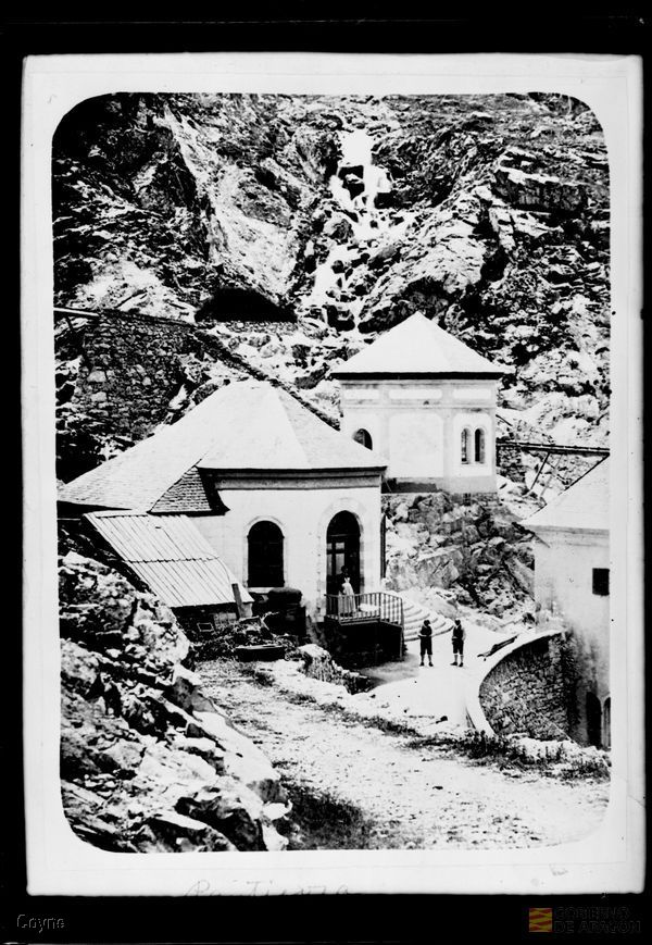 Edificios nevados. Pirineos.