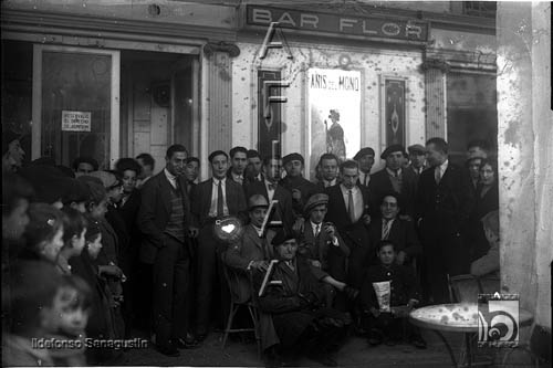 Grupo de personas en la terraza del Bar Flor. Ildefonso San Agustín. Huesca