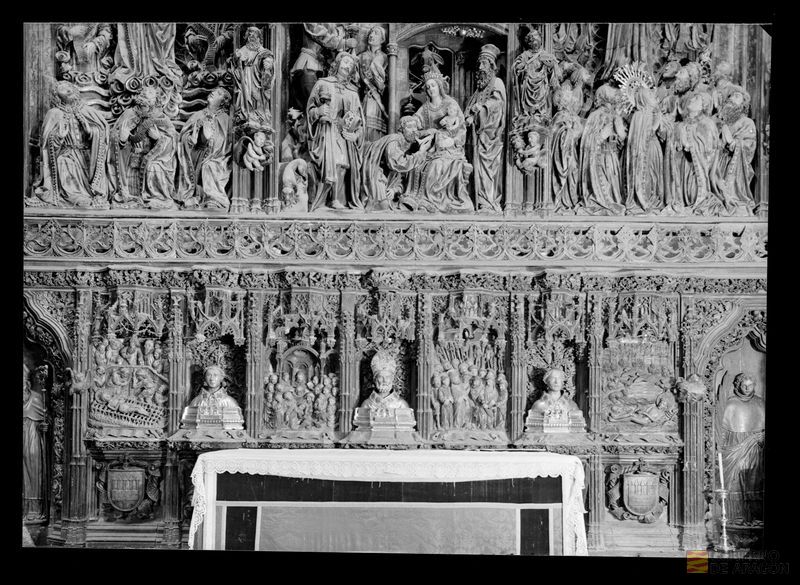 Banco del retablo en alabastro de catedral de San Salvador (la Seo), y relicarios de San Valero, San Lorenzo y San Vicente