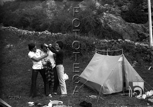 Amigos bromeando junto a la tienda de campaña. José Oltra Mera. Villanúa. Jacetania