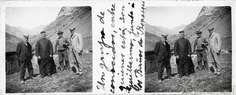 Retrato de cuatro hombres delante de los Baños de Benasque.