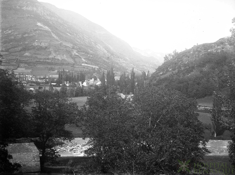 Vista de pueblo no identificado de los Pirineos