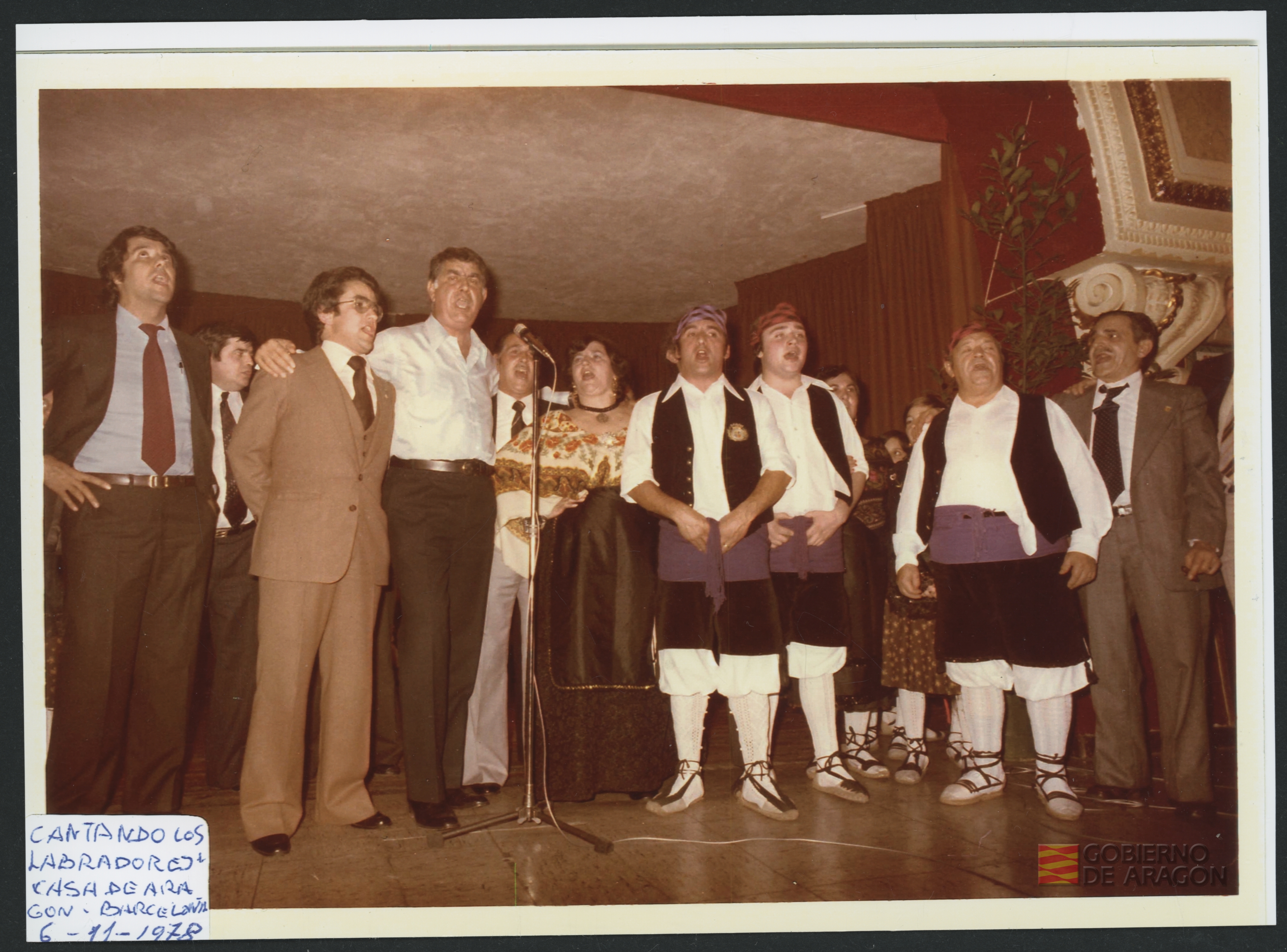 Juan Antonio Bolea Foradada cantando "Los labradoes" con un grupo de joteros en la Casa de Aragón de Barcelona