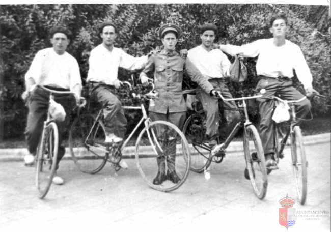 Jóvenes en bicicleta. La Puebla de Alfindén