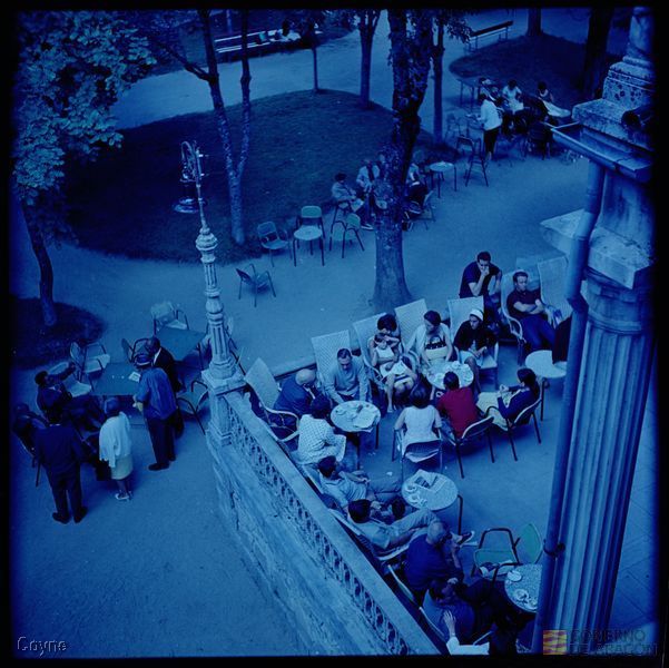 Grupos de gente en una terraza. Vista cenital. Balneario de Panticosa