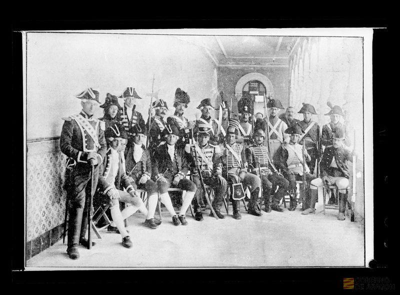 Recorte de prensa con fotografía de militares en representación del I Centenario de Los Sitios. Ignacio Coyne