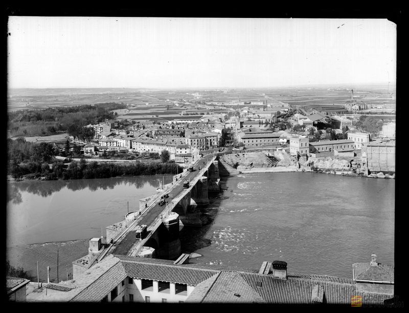 Vista del Puente de Piedra y el barrio del Arrabal