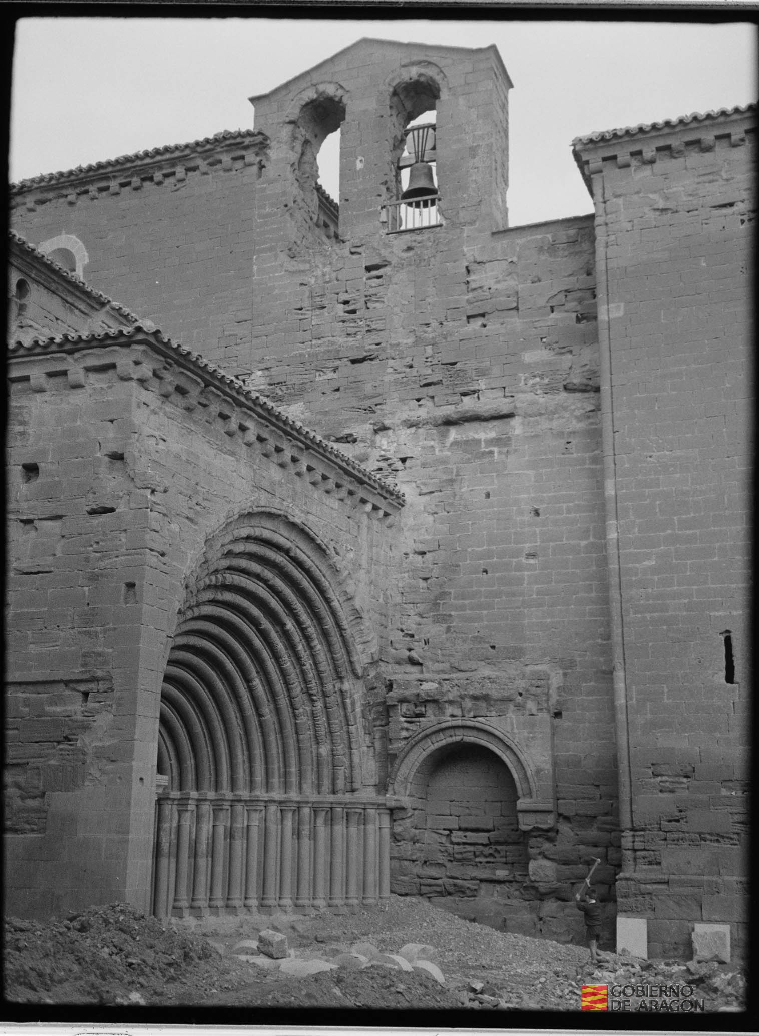 Monasterio de Sigena. Arco de entrada a la iglesia