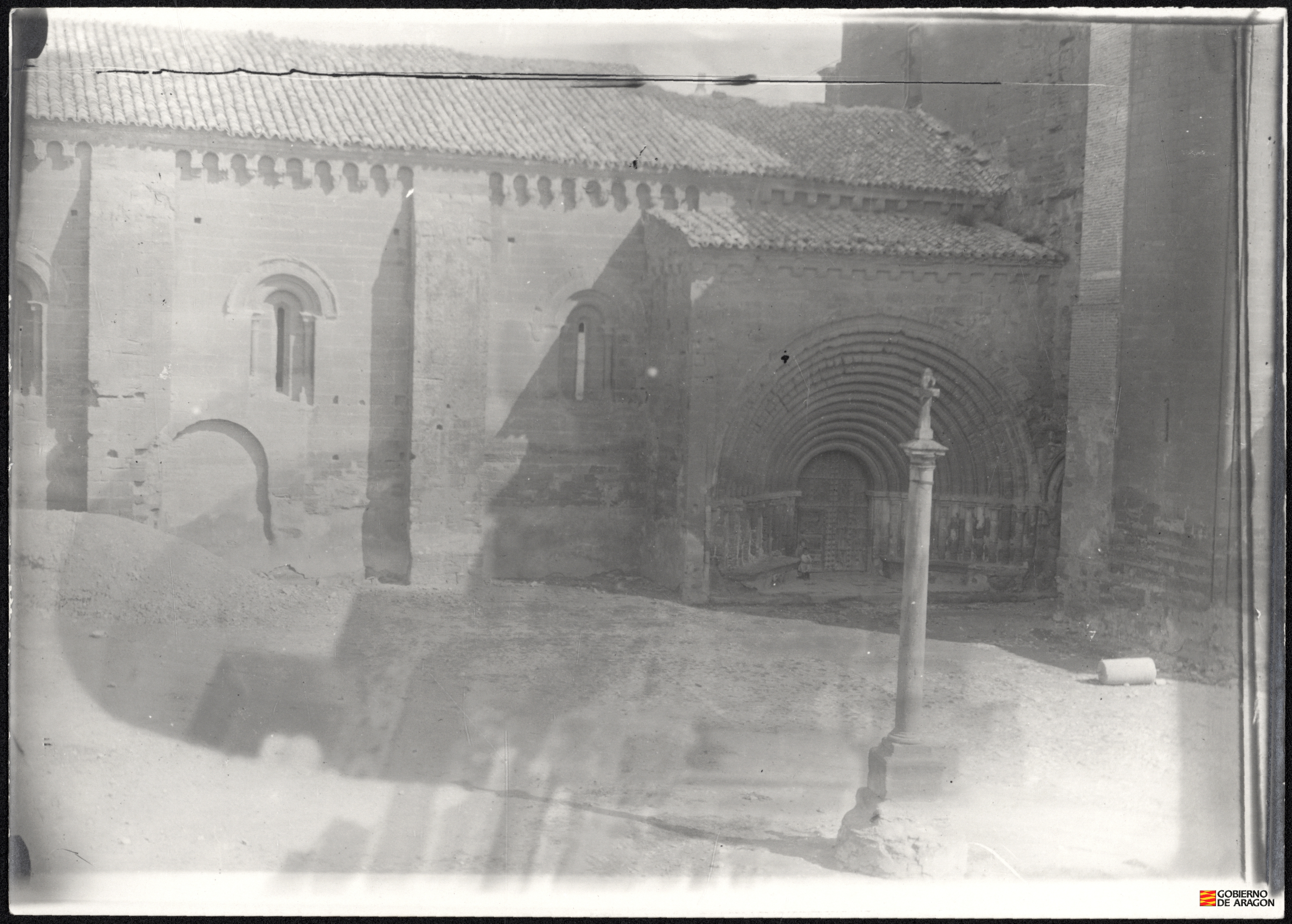 Portada del monasterio de Santa María de Sigena con el crucero en primer plano